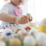 Farbanje jaja sa decom: više od tradicije – trenutak koji se pamti