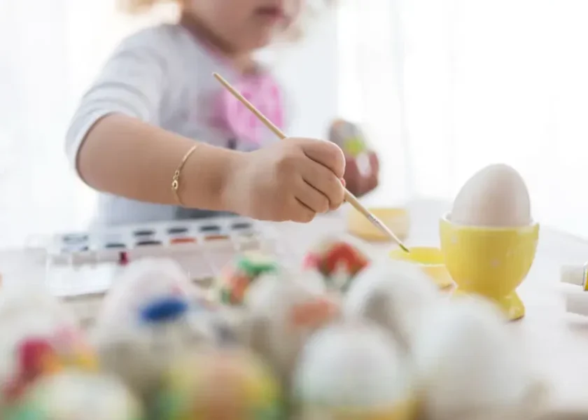 Farbanje jaja sa decom više od tradicije – trenutak koji se pamti